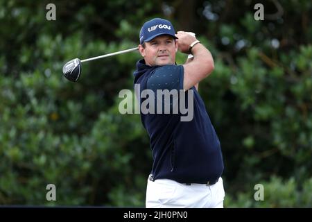 Der US-Amerikaner Patrick Reed zieht am ersten Tag der Open am Old Course, St Andrews, die 3. ab. Bilddatum: Donnerstag, 14. Juli 2022. Stockfoto