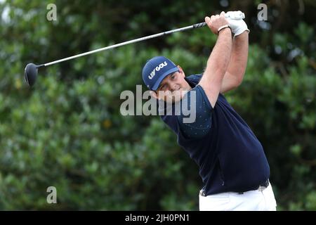 Der US-Amerikaner Patrick Reed zieht am ersten Tag der Open am Old Course, St Andrews, die 3. ab. Bilddatum: Donnerstag, 14. Juli 2022. Stockfoto