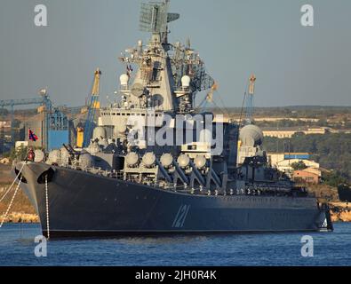 Sewastopol, Krim - 25. Juli 2012: Militärkreuzer "Moskau" in der Bucht von Sewastopol. Russische (sowjetische) Wachen Raketencruiser, das Haupt-Schiff und Flaggschiff Stockfoto