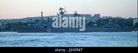 Sewastopol, Krim - 27. Juli 2012: Militärkreuzer "Moskau" in der Bucht von Sewastopol. Russische (sowjetische) Wachen Raketencruiser, das Haupt-Schiff und Flaggschiff Stockfoto