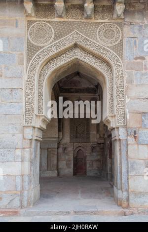 Der Blick auf das Innere eines alten indischen Denkmals, das als Bara Gumbad im lodi-Garten in Delhi, Indien, bekannt ist Stockfoto