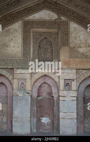 Der Blick auf das Innere eines alten indischen Denkmals, das als Bara Gumbad im lodi-Garten in Delhi, Indien, bekannt ist Stockfoto