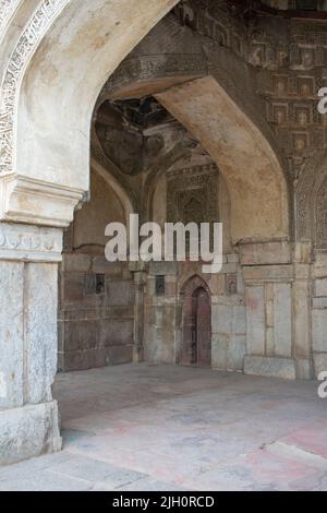 Der Blick auf das Innere eines alten indischen Denkmals, das als Bara Gumbad im lodi-Garten in Delhi, Indien, bekannt ist Stockfoto