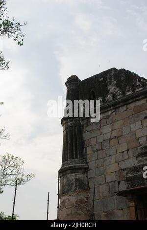 Der Blick auf das Innere eines alten indischen Denkmals, das als Bara Gumbad im lodi-Garten in Delhi, Indien, bekannt ist Stockfoto