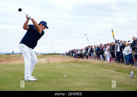 Der US-Amerikaner Patrick Reed zieht am ersten Tag der Open am Old Course, St Andrews, die 4. ab. Bilddatum: Donnerstag, 14. Juli 2022. Stockfoto