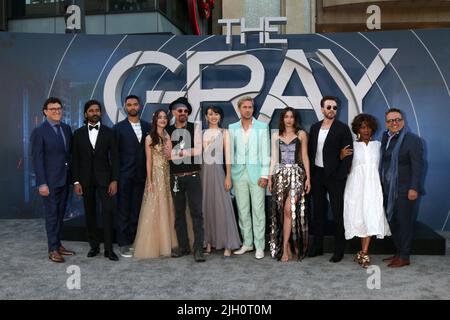 Los Angeles, USA. 13.. Juli 2022. LOS ANGELES - JUL 13: Joseph Russo, Dhanush, Rege?-Jean Page, Julia Butters, Billy Bob Thornton, Jessica Henwick, Ryan Gosling, Ana de Armas, Chris Evans, Alfre Woodard, Anthony Russo bei der Premiere von The Grey man im TCL Chinese Theatre IMAX am 13. Juli 2022 in Los Angeles, CA (Foto: Katrina Jordan/Sipa USA) Quelle: SIPA USA/Alamy Live News Stockfoto