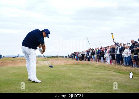 Der US-Amerikaner Patrick Reed zieht am ersten Tag der Open am Old Course, St Andrews, die 4. ab. Bilddatum: Donnerstag, 14. Juli 2022. Stockfoto