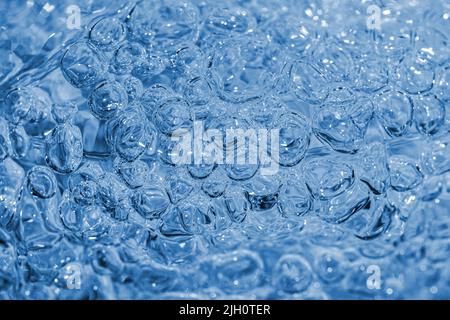 Nahaufnahme von Wasserblasen in blauer Farbe. Stockfoto