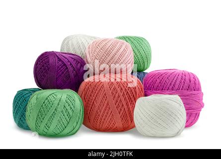 Bunte Wollkugeln, Garn auf weißem, isoliertem Hintergrund. Handarbeit, Hobby, Stricken. Speicherplatz kopieren Stockfoto