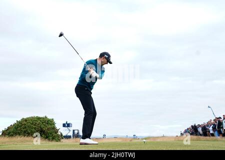 Der US-Amerikaner Cameron Tringale schlägt am ersten Tag der Open am Old Course, St Andrews, die 4. ab. Bilddatum: Donnerstag, 14. Juli 2022. Stockfoto