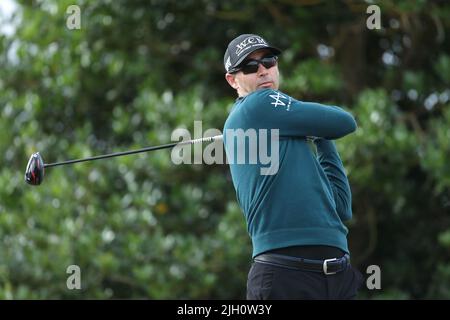 Der US-Amerikaner Cameron Tringale schlägt am ersten Tag der Open am Old Course, St Andrews, die 3. ab. Bilddatum: Donnerstag, 14. Juli 2022. Stockfoto