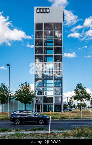 Audi Hochhaus-Parkhaus IAT Audi Zentrum in Berlin-Treptow, Berlin Stockfoto