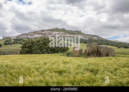 Magacela Stadt. Blick vom Dolmen von Cerca del Marco, Extremadura. Spanien Stockfoto