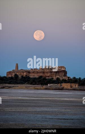 Siwa Oasis, Ägypten, 14. Juli 2022. Der Vollmond des Juli untergeht über dem orakel von Zeus - Ammon. Quelle: Dimitris Aspiotis/Alamy Live News Stockfoto