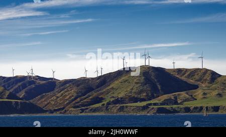 Meridian Energy Windpark in Makara von der Interislander Ferry südlich von Wellington in der Cook Strait, Aotearoa / Neuseeland aus gesehen. Stockfoto