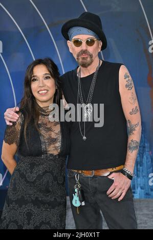 Los Angeles, USA. 13.. Juli 2022. LOS ANGELES, USA. 13. Juli 2022: Billy Bob Thornton & Connie Angland bei der Premiere von Netflix's The Grey man im TCL Chinese Theatre, Hollywood. Bildquelle: Paul Smith/Alamy Live News Stockfoto