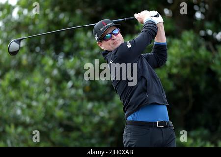 Der US-Amerikaner Zach Johnson schlägt am ersten Tag der Open am Old Course, St Andrews, die 3. ab. Bilddatum: Donnerstag, 14. Juli 2022. Stockfoto