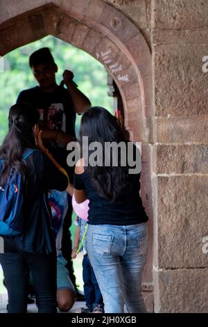 Die Menschen genießen den Besuch eines indischen Mobument, das als Bara Gumbad in lodhi Garden, New Delhi, Indien bekannt ist Stockfoto