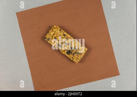 Protein Energy Bar auf Braun. Ein glutenfreier, zuckerfreier Snack. Haferflocken mit Obst. Gesunde Lebensmittel. Stockfoto