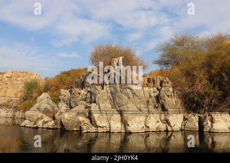 Schöne felsige Inseln am Nil in Assuan City, Ägypten Stockfoto