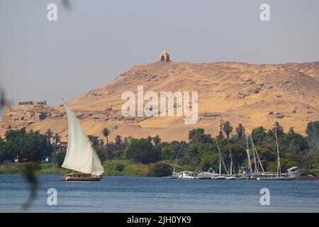 Schöne Landschaft des Nils (Felucca, Wasser, Berg) in Assuan City, Ägypten Stockfoto