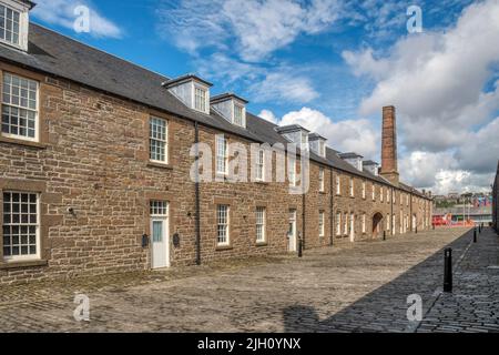 In der „Anlauer Lane“ in Dundee befinden sich Häuser, die aus den ehemaligen Hafenwerkstätten aus dem Jahr 1837 stammen. Der Schornstein markiert die ursprünglichen Schmiede. Stockfoto