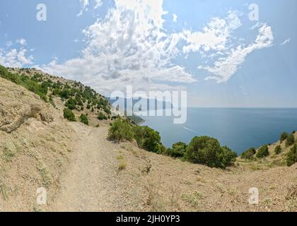 Blick auf die Küste zum Kap Aya vom Wanderweg auf der Klippe bei Balaklava in Sewastopol, Krim. Stockfoto