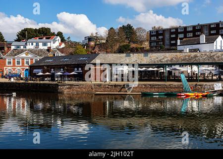 Ein ruhiger, frühmorgendlicher Blick auf Exeter Quay mit Reflexionen auf einem ruhigen Fluss. Stockfoto