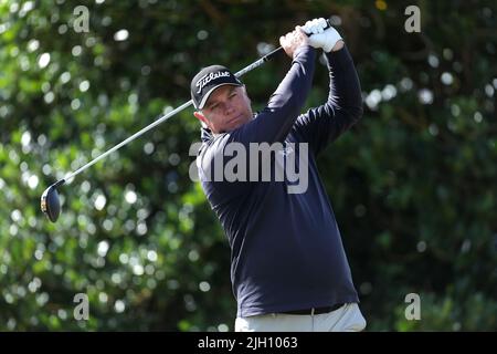 Stephen Dodd von Wales schlägt am ersten Tag der Open am Old Course, St Andrews, die 3. ab. Bilddatum: Donnerstag, 14. Juli 2022. Stockfoto