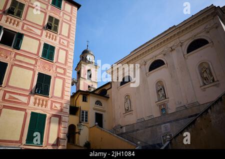 Ansicht des Glockenturms der Kirche, die Basilica di Santa Maria Assunta genannt wird, und der Seitenwand des Tempels mit Statuen, Camogli, Ligurien, Italien Stockfoto