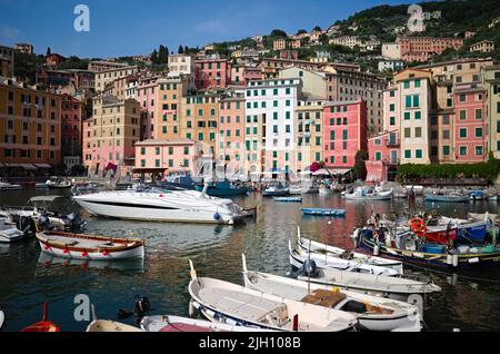 Camogli, Ligurien, Italien - Juni, 2022: Panorama der mediterranen Stadt mit typisch italienischen Gebäuden und Yachthafen mit Booten und Yachten Stockfoto
