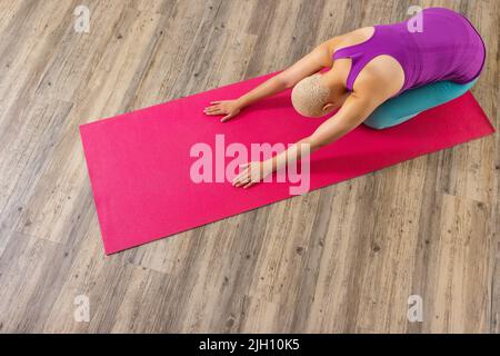 Bild einer Birazialfrau, die zu Hause Yoga praktiziert Stockfoto