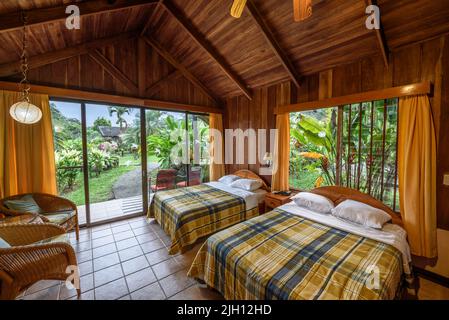 Interieur eines Zimmers im Hotel Lavas Tacotal, La Fortuna, Costa Rica Stockfoto