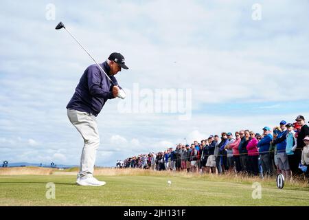 Stephen Dodd von Wales schlägt am ersten Tag der Open am Old Course, St Andrews, die 4. ab. Bilddatum: Donnerstag, 14. Juli 2022. Stockfoto