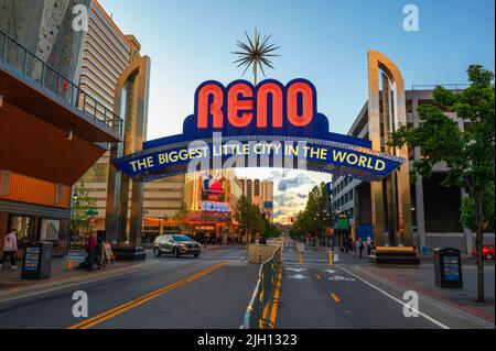 Reno die größte kleine Stadt der Welt ist ein Bogenschild in der Innenstadt von Reno, Nevada Stockfoto