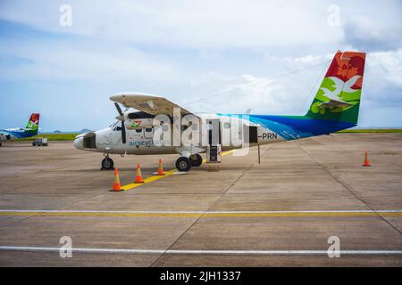 Air Seychelles kleines Propellerflugzeug am Flughafen Mahe Stockfoto