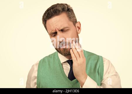 Unglücklicher reifer Kerl in formalwear leidet an Zahnschmerzen isoliert auf weißem Hintergrund, Schmerzen Stockfoto
