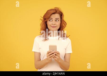 Mädchen chatten online. sms und Instant Messaging. Eingabe und SMS. Blogger verwenden Smartphone. Stockfoto