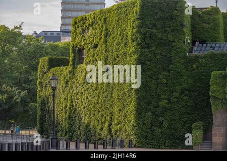 Horse Guards Parade, London, Großbritannien. 13. Juli 2022. Das historische Laub bedeckte das Zitadellengebäude, einen Bunker aus dem zweiten Weltkrieg im Zentrum von London Stockfoto