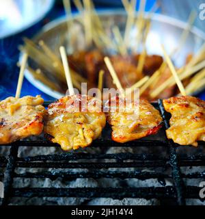 Spieß von süßem Schweinefleisch kochen auf thailändischem Grill Stockfoto