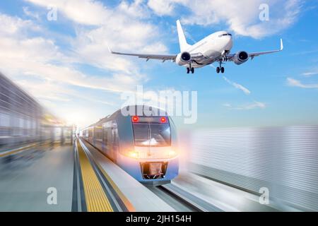 Flugzeug und Bahn.Reise oder Transport Hintergrundkonzept Stockfoto