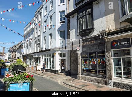 Die Southside Street in Plymouth’s historischem barbican bietet eine schrullige Mischung aus kleinen Geschäften, öffentlichen Häusern und Restaurants. Es ist auch die Heimat von Blackfriars Di Stockfoto