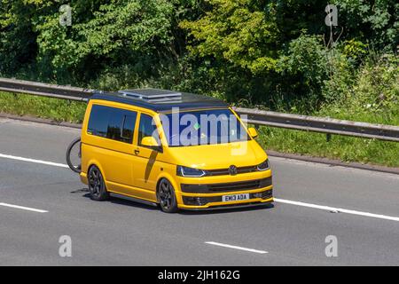 2015 gelber VW Volkswagen Transporter T32 Startline 1968cc, Volkswagen Caravelle, Multivan, DoubleBack (Camper), California 6-Gang-Kleintransporter mit manuellem Fahrtweg; unterwegs auf der M6 Motorway, Manchester, Großbritannien Stockfoto