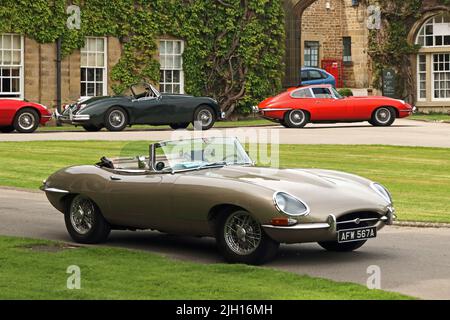 Vor dem Swinton Estate Hotel, Masham, North, geparkte Jaguar E-Sportwagen Stockfoto