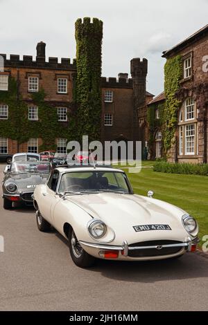 Vor dem Swinton Estate Hotel, Masham, North Yorkshire, geparkte Jaguar E-Sportwagen Stockfoto