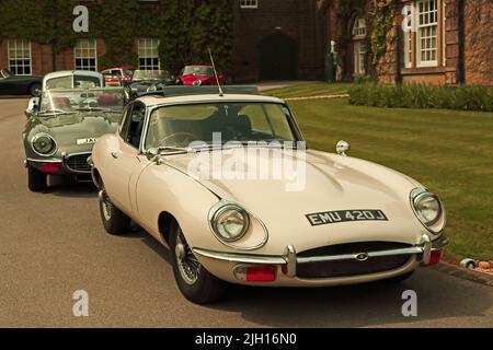 Vor dem Swinton Estate Hotel, Masham, North, geparkte Jaguar E-Sportwagen Stockfoto