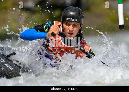 Ivrea, Italien. 9.. Juli 2022. Ivrea, Italien 09. Juli 2022.ICF Junior und U23 Kanuslalom-Weltmeisterschaften in Ivrea, mit 45 Nationen aus allen fünf Kontinenten vertreten.Eine lange Liste von Weltmeisterinnen führt die Startliste für die dieswöchige.Kanufahren der Frauen unter 23 Jahren.Stach Aleksandra POL (Bildnachweis: © Tonello Abozzi/Pacific Press via ZUMA Press Wire) Stockfoto