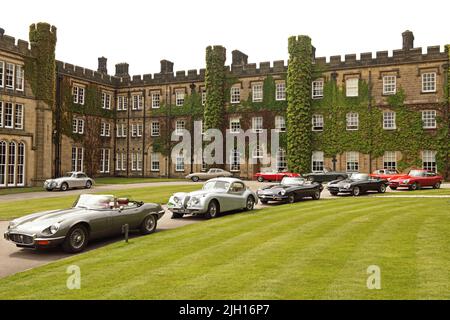 Vor dem Swinton Estate Hotel, Masham, North, geparkte Jaguar E-Sportwagen Stockfoto