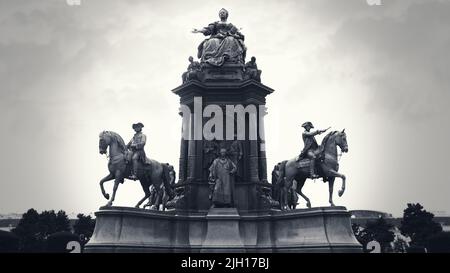 WIEN, ÖSTERREICH - 10. Juli 2018: Denkmal, Skulptur von Maria Theresia am Maria Theresien Platz im Zentrum von Wien in der Nähe des Naturhistorischen Museums Stockfoto