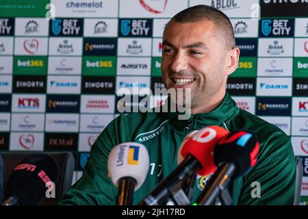 SITTARD, NIEDERLANDE - 14. JULI: Burak Yilmaz von Fortuna Sittard während der Präsentation von Burak Yilmaz im Fortuna Sittard Stadion am 14. Juli 2022 in Sittard, Niederlande (Foto von Jeroen Meuwsen/Orange Picts) Stockfoto